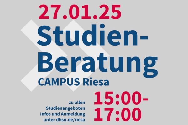 Flyer für die Studienberatung in Riesa am 27.01.25. Die Beratungen finden von 15 bis 17 Uhr statt. Der Hintergrund ist grau mit großen blauen und roten Schriftzügen. Am unteren Rand steht das Logo der Dualen Hochschule Sachsen.