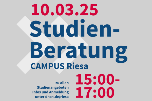 Flyer für die Studienberatung in Riesa am 10.03.25. Die Beratungen finden von 15 bis 17 Uhr statt. Der Hintergrund ist grau mit großen blauen und roten Schriftzügen. Am unteren Rand steht das Logo der Dualen Hochschule Sachsen.