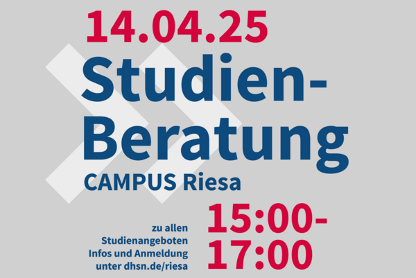 Flyer für die Studienberatung in Riesa am 14.04.25. Die Beratungen finden von 15 bis 17 Uhr statt. Der Hintergrund ist grau mit großen blauen und roten Schriftzügen. Am unteren Rand steht das Logo der Dualen Hochschule Sachsen